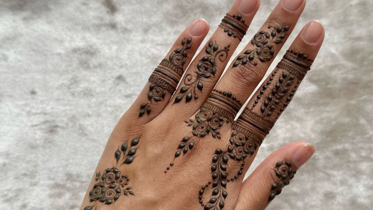 कमीत कमी डिझाईन असलेली मेहंदी हातांवर अतिशय क्लासी दिसते. यामध्ये तुम्ही प्रत्येक बोटावर रेषा काढून त्यात सुंदर डिझाईन काढू शकता.त्यानंतर रेषांच्या मधोमध छोटी छोटी फुल किंवा इतर कोणतीही डिझाईन काढता येईल.
