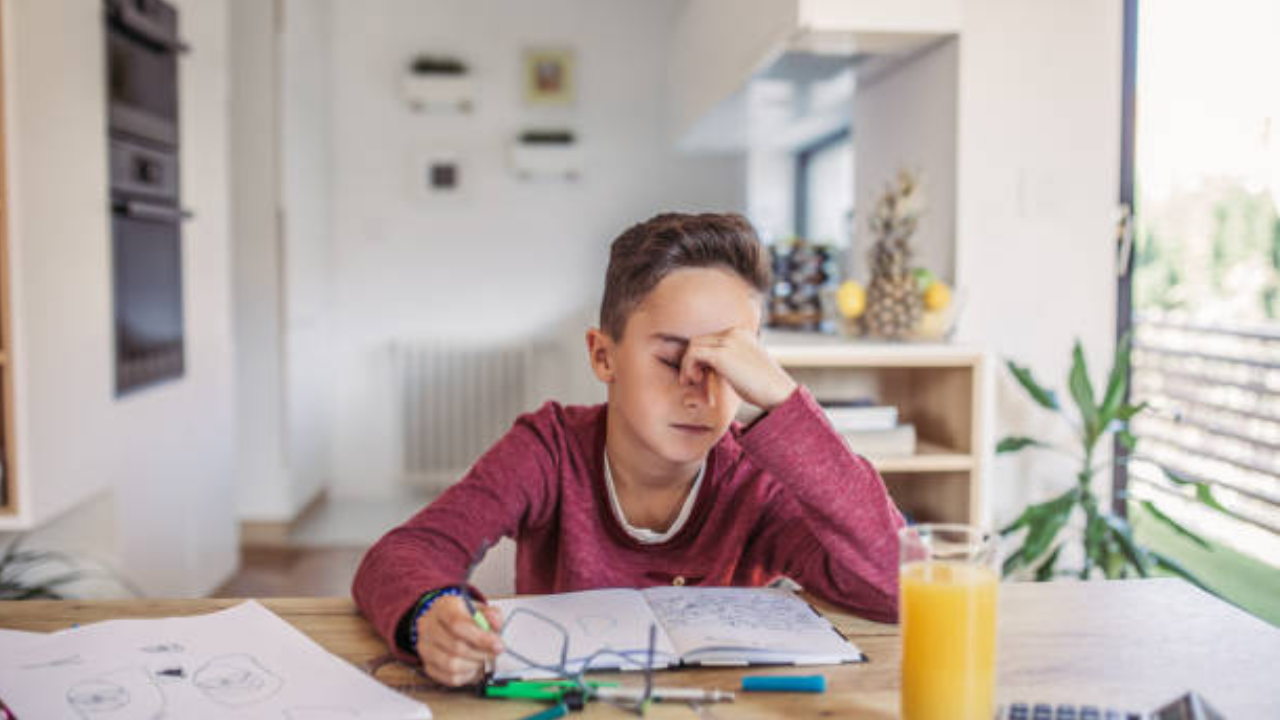 मुलांचा एकटेपणा आणि ताण (फोटो सौजन्य - iStock)