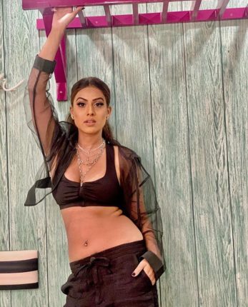 निया शर्मा सोशल मीडिया पर अपनी बोल्डनेस को लेकर चर्चा में रहती हैं। वह अक्सर सोशल मीडिया पर अपनी हॉट तस्वीरें शेयर करती रहती हैं। 