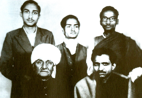 1937 में एक कॉलेज छात्र के तौर पर उनका जुड़ाव पहली बार राष्ट्रीय स्वंयसेवक संघ (RSS) से हुआ. RSS के कार्यक्रमों में होने वाली बहसों का उनपर खास प्रभाव पड़ा. 1942 में वह संघ के फुलटाइम मेंबर हो गए. इसी जुड़ाव के दौरान उन्होंने एक मासिक पत्रिका 'राष्ट्रीय धर्म' का प्रकाशन शुरू किया. इसका प्रमुख काम राष्ट्रवाद की अवधारणा को जनता में फैलाना था. बाद में एक साप्ताहिक पत्रिका 'पांचजन्य' और दैनिक अख़बार 'स्वदेश' भी उन्होंने शुरू किया.