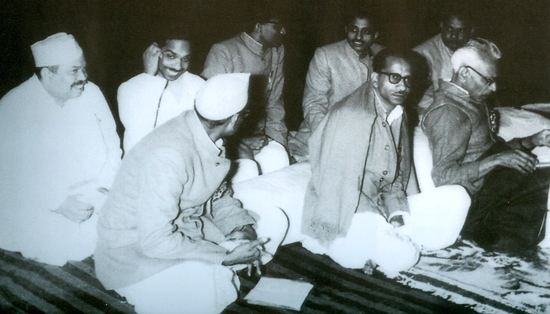 जब चुनाव का प्रचार अभियान शुरू हुआ तो ये नजर आने लगा कि कांग्रेस के राजदेव लगातार मजबूत हो रहे हैं. ना जाने क्यों दीनदयाल उपाध्याय ने चुनाव में जो ताकत झोंकनी चाहिए, वो नहीं झोंकी. ऐसा लगा कि उन्होंने भी मान लिया कि ये चुनाव वो हारने जा रहे हैं. आखिरकार जब चुनाव परिणाम आया तो उपाध्याय की उसमें हार हुई.