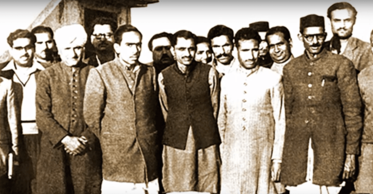  पंडित दीन दयाल उपाध्याय बहुत सादगी की जिंदगी जीते थे. बड़े नेता बनने के बाद भी वो अपने कपड़े खुद साफ करते थे. वो हमेशा स्वदेशी वस्तुएं ही खरीदते थे. एक अर्थशास्त्री होने के रूप में दीनदयाल उपाध्याय एक गांधीवादी सोशलिस्ट भी थे. जो कि छोटी यूनिट से ज्यादा उत्पादन में विश्वास करते थे. वे योजना आयोग की बेरोजगारी, जनस्वास्थ्य और देश की मूलभूत संरचना में सुधार ला पाने में असफल रहने के चलते बहुत आलोचना करते थे.