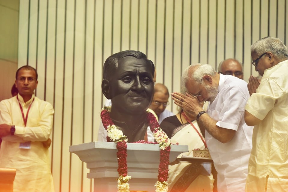 पं. दीनदयाल उपाध्याय का सबसे बड़ा योगदान जनसंघ को वैचारिक आधार प्रदान करने का रहा है. जो बाद में भाजपा का भी वैचारिक आधार बना. उनकी वैचारिकता के चलते ही उनका कद आज एक राजनेता से कहीं बड़ा एक विचारक का है. दीनदयाल उपाध्याय मथुरा के नगला चंद्रभान गांव में जन्मे थे. स्कूल से ही वे एक प्रतिभावान छात्र थे. पिलानी से उन्होंने अपनी स्कूली शिक्षा पूरी की. इसके बाद अंग्रेजी साहित्य में पहले बीए और बाद में एमए की डिग्री ली. उन्होंने इसके अलावा बीएड और एमएड भी किया.