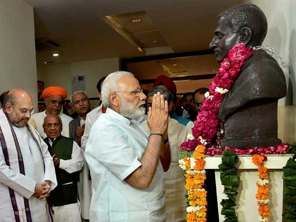 दीनदयाल उपाध्याय का राजनीतिक दर्शन कूटनीति से स्वतंत्र था. इसी वजह से वे एकात्म मानववाद जैसी अवधारणा जनता तक पहुंचाने में सफल रहे. दरअसल चुनाव जीतने की अपेक्षा पं. दीनदयाल उपाध्याय का प्रयास अपने राजनीतिक दर्शन को लोगों के बीच ले जाने का था. ताकि वे दूसरे राजनीतिक दलों से अलग और स्पष्ट अपनी एक पहचान बना सकें. वे भारतीय मूल्यों के आधार पर देश में एक सामाजिक, आर्थिक और राजनीतिक ढांचे के निर्माण के समर्थक थे.