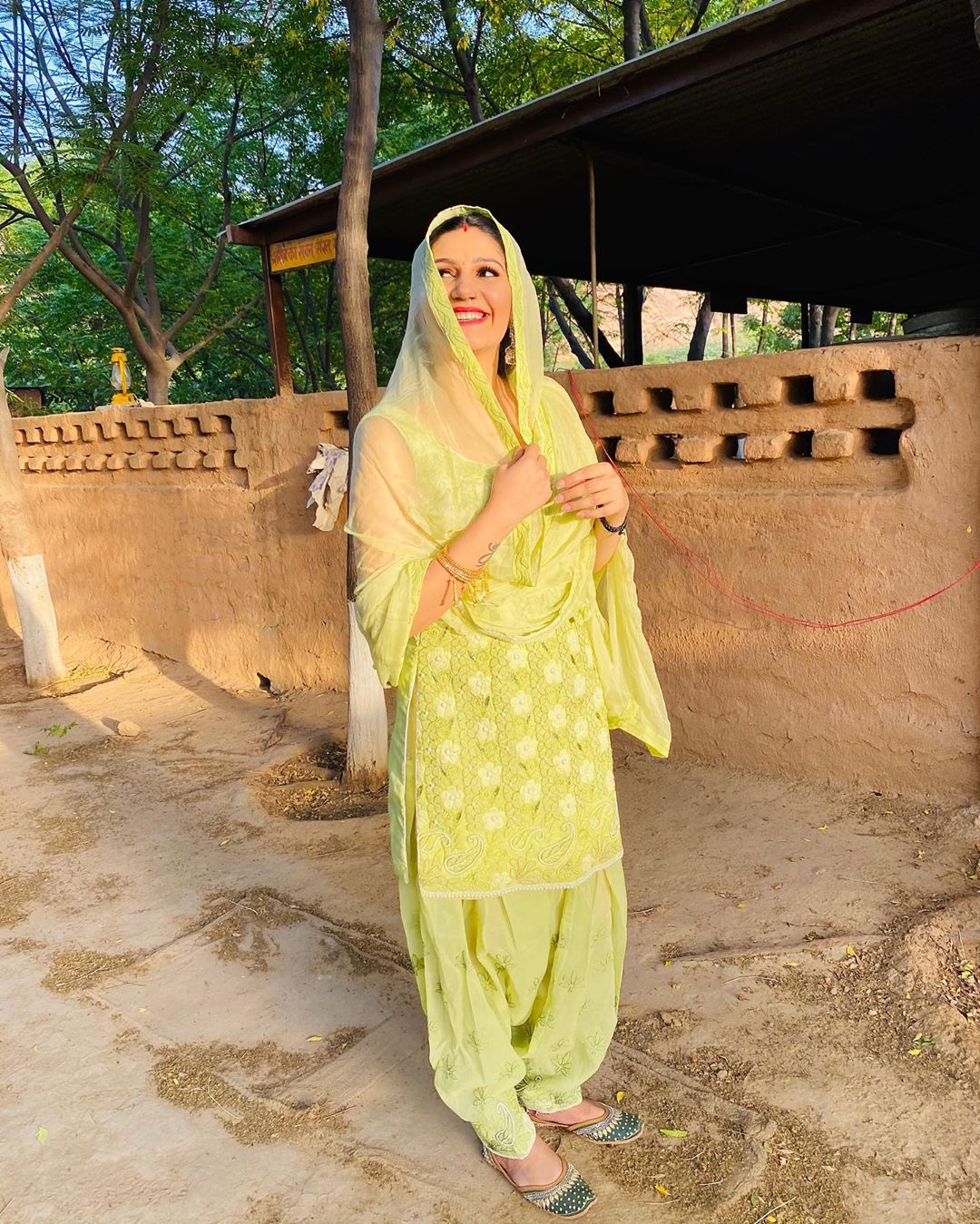 सपना की मां के&nbsp;मुताबिक, वीर के फूफाजी का निधन हो गया था। जिसके चलते उन्हें शादी की बात छिपानी पड़ी।