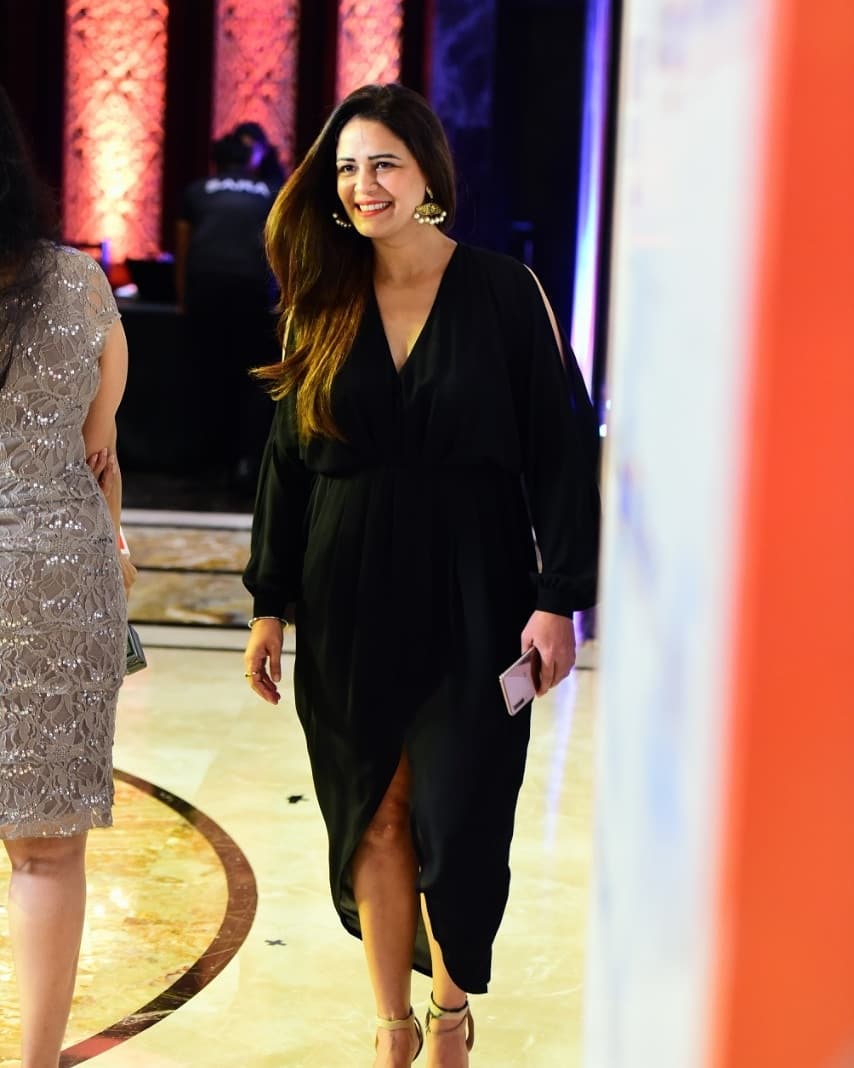 इसके बाद मोना 'क्या हुआ तेरे वादा', 'प्यार को हो जाने दो' और 'कवच-काली शक्तियों से' सहित कई टीवी&nbsp;सीरियल्स&nbsp;में नज़र आईं।