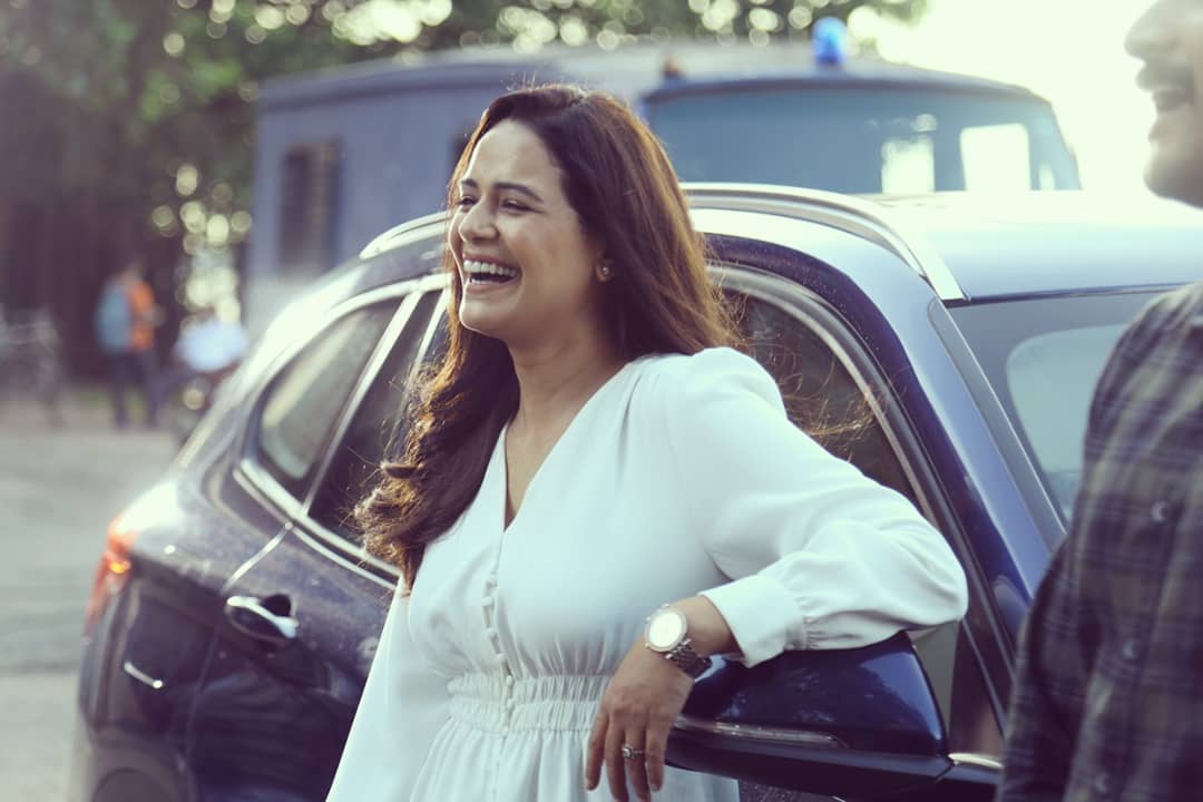 मोना सिंह ने टीवी के अलावा फिल्मों में भी काम किया हैं।&nbsp;वह आमिर खान की फिल्म '3 इडियट्स' में नज़र आई थीं।