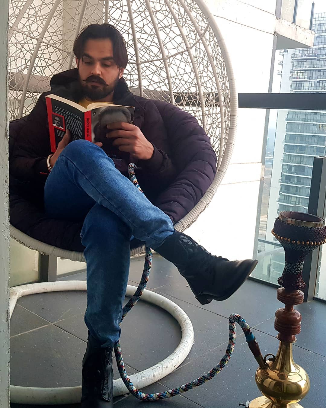 वह 'खलनायक', 'रसूक आला जाट', 'यार लैंडलॉर्ड' जैसे गानों के लिए फेमस हैं।