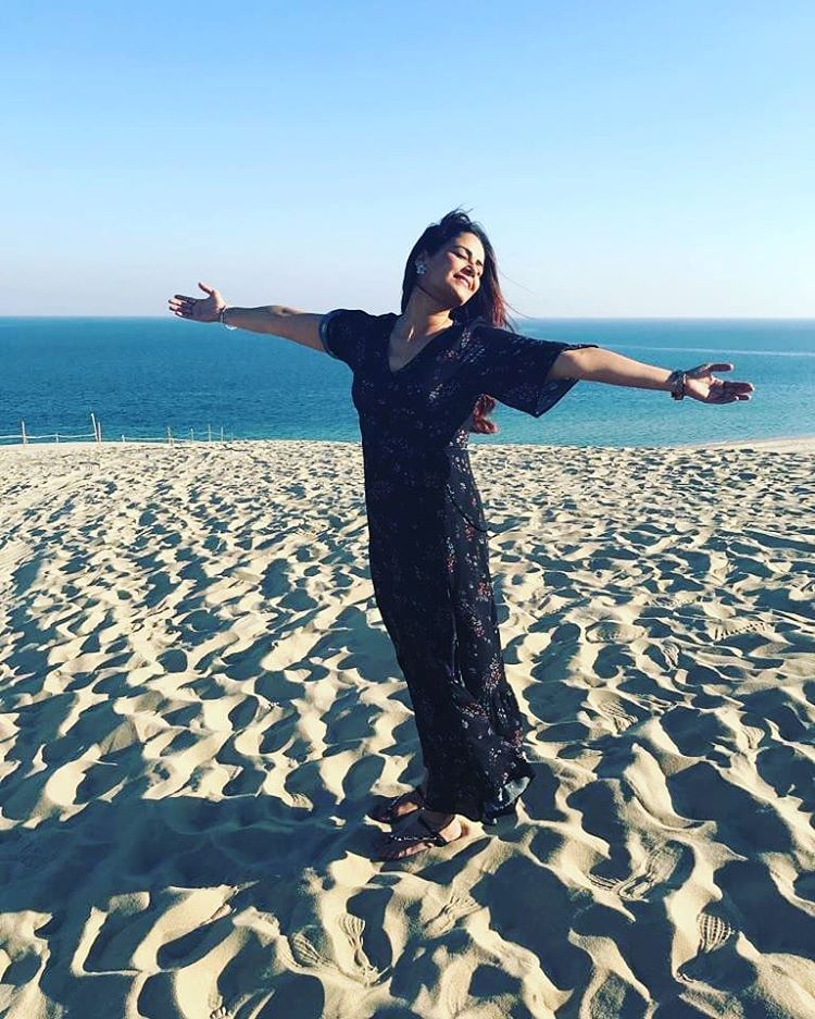 साल 2009 में रिलीज़ हुई&nbsp;'3 इडियट्स' में मोना ने करीना कपूर की बड़ी बहन के किरदार में नज़र आई थी।&nbsp;फिल्म में उनके अभिनय को खूब पसंद किया गया।&nbsp;