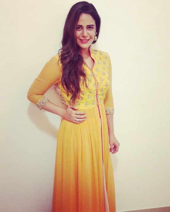 ऐसा&nbsp;कहा गया था कि क्लिप में&nbsp;नज़र आने वाली महिला मोना सिंह ही हैं। हालांकि मोना का कहना था कि उस क्लिप के साथ छेड़छाड़ की गई थी।वहीं उन्होंने इस बारे में&nbsp;मुंबई पुलिस में केस भी दर्ज कराया था