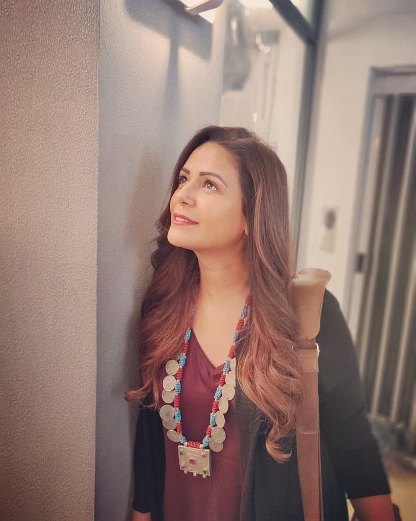 मोना सिंह का जन्म 8&nbsp;अक्तूबर 1981 को&nbsp;चंडीगढ़ के पंजाबी परिवार में हुआ था। उनके पिता एक आर्मी ऑफिसर थे।