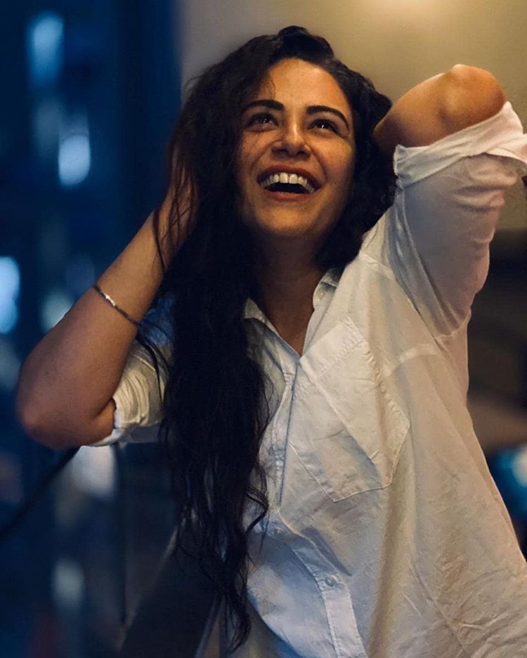 मोना 10 से ज़्यादा रियलिटी&nbsp;शोज़&nbsp;&nbsp;का हिस्सा रह चुकी हैं।