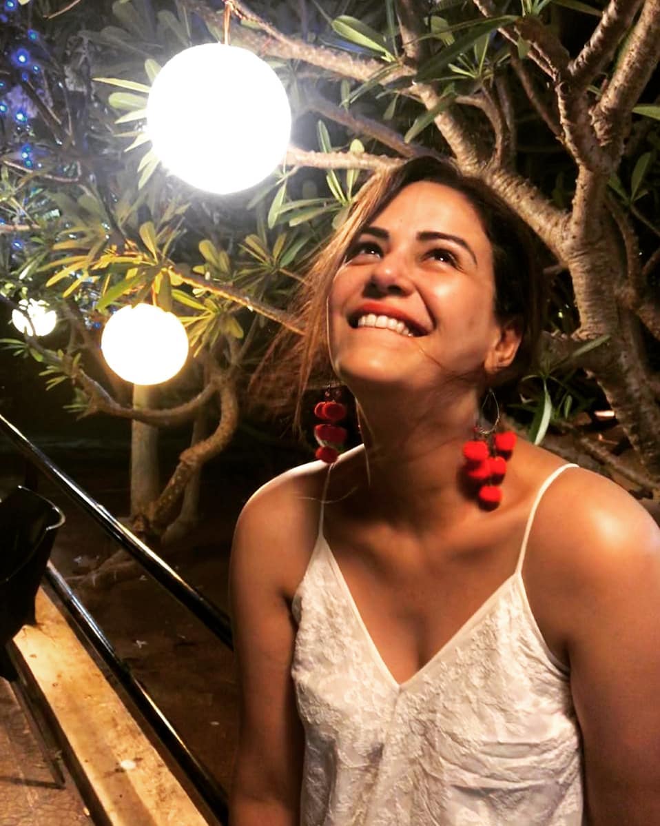 मोना ने अपने एक्टिंग&nbsp;की शुरुआत टीवी सीरियल 'जस्सी जैसी कोई नहीं' से की थी।