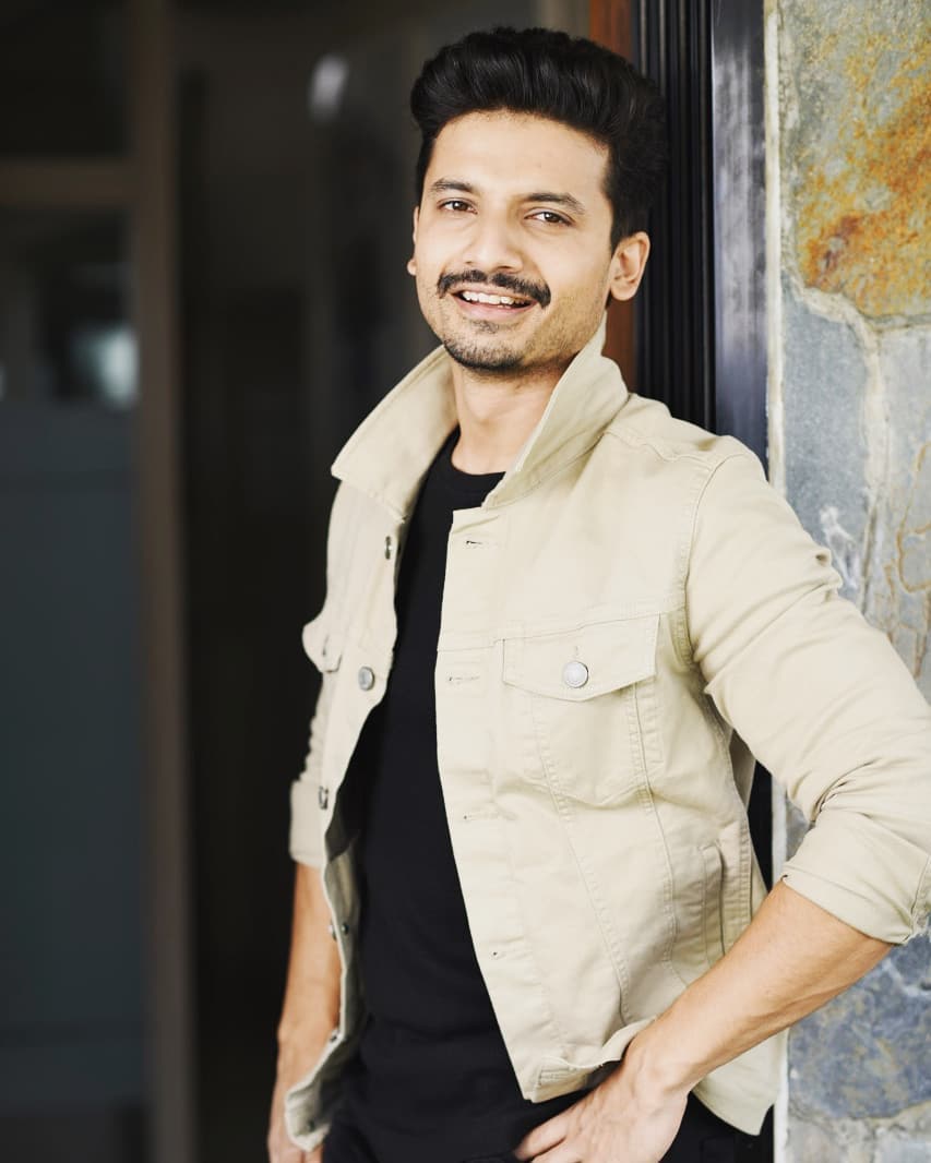 प्र‍ियांशु पेनयुली (Priyanshu Painyuli) साल 2016 में रिलीज़ हुई फिल्म 'रॉक ऑन 2' (Rock On 2) में फरहान अख्तर (Farhan Akhtar) के साथ काम कर चुके हैं।  