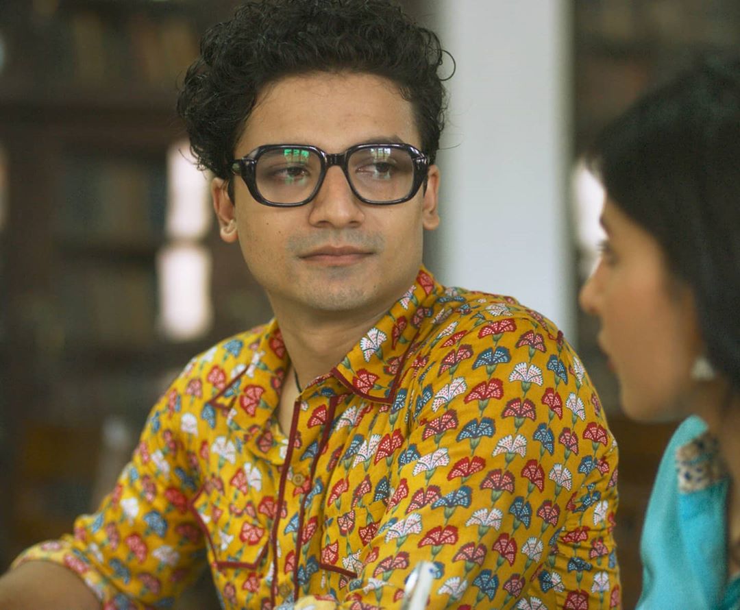 बात करे मिर्ज़ापुर 2 (Mirzapur 2) की तो, इस सीरिज़ में प्र‍ियांशु पेनयुली (Priyanshu Painyuli)यानि रॉबिन (Robin) पैसों की डीलिंग करता है। इसी दौरान उसकी मुलाकात गुड्डू (Guddu Pandit) की बहन ड‍िंपी (Dimpy) से होती है। दोनों को एक-दूसर से प्यार हो जाता हैं। 