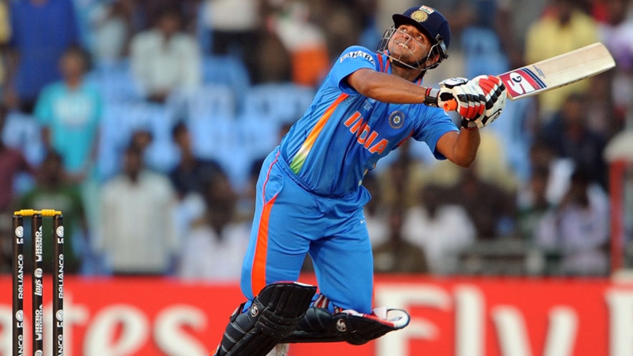 2004 में अंडर-19 विश्व कप में सुरेश रैना का प्रदर्शन इतना खास तो नहीं रहा लेकिन उनकी बल्लेबाजी को देख कर बड़े - बड़े दिग्गजों ने यह अनुमान जरूर लगा लिया था कि वे आगे चल कर तीनों प्लेटफॉर्म मे खेलने वाले बेहतरीन ऑलराउंडर बनेंगे।