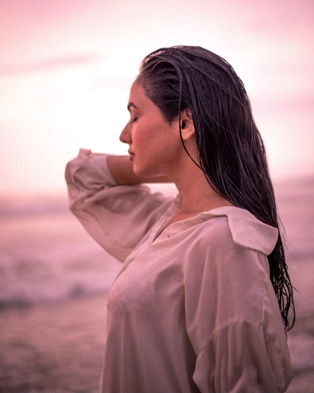 सोनल की कातिलाना अदाएं सोशल मीडिया की दुनिया में तहलका मचा रही हैं। 