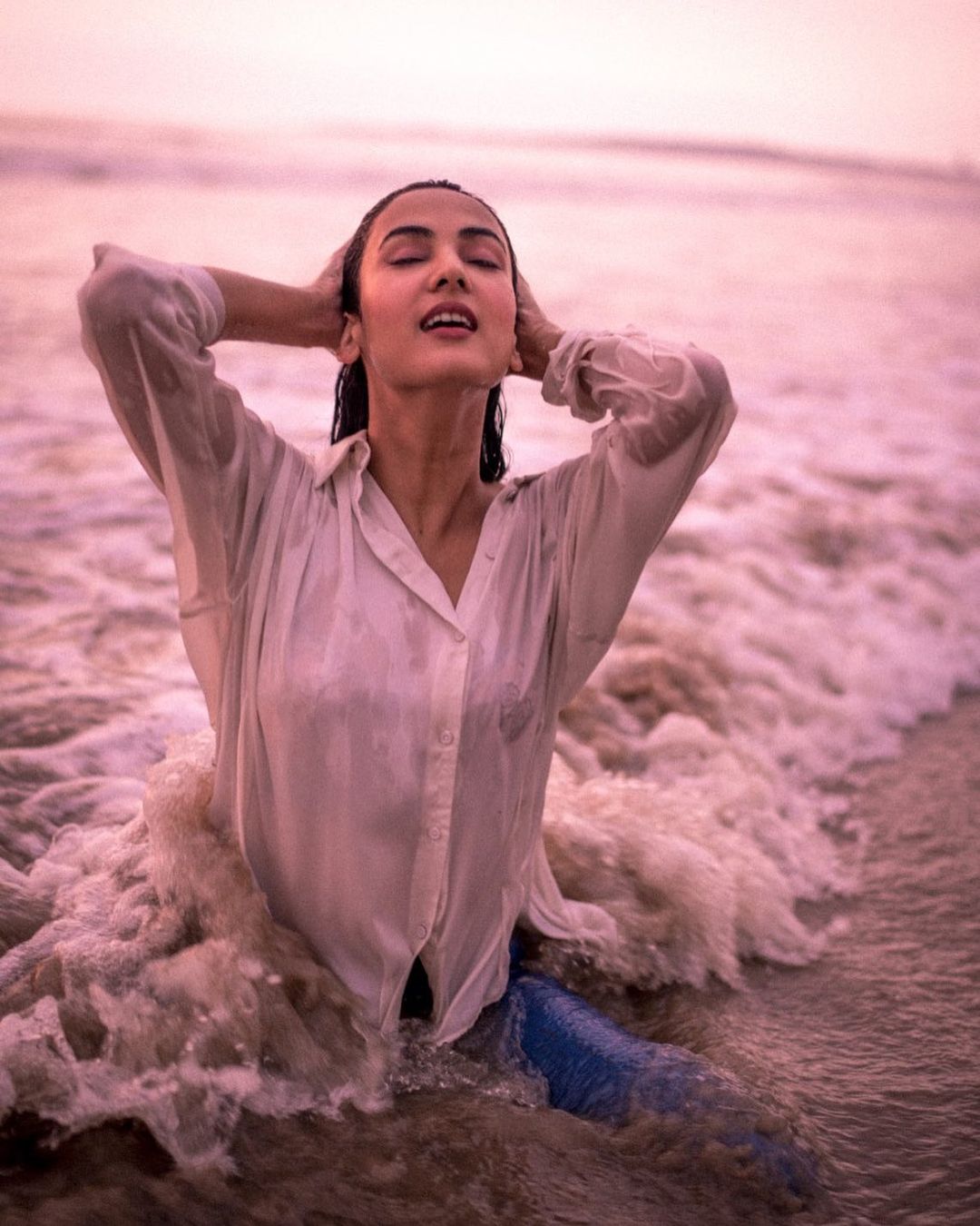 समुद्र किनारे सोनल मस्ती के मूड में नजर आई। 