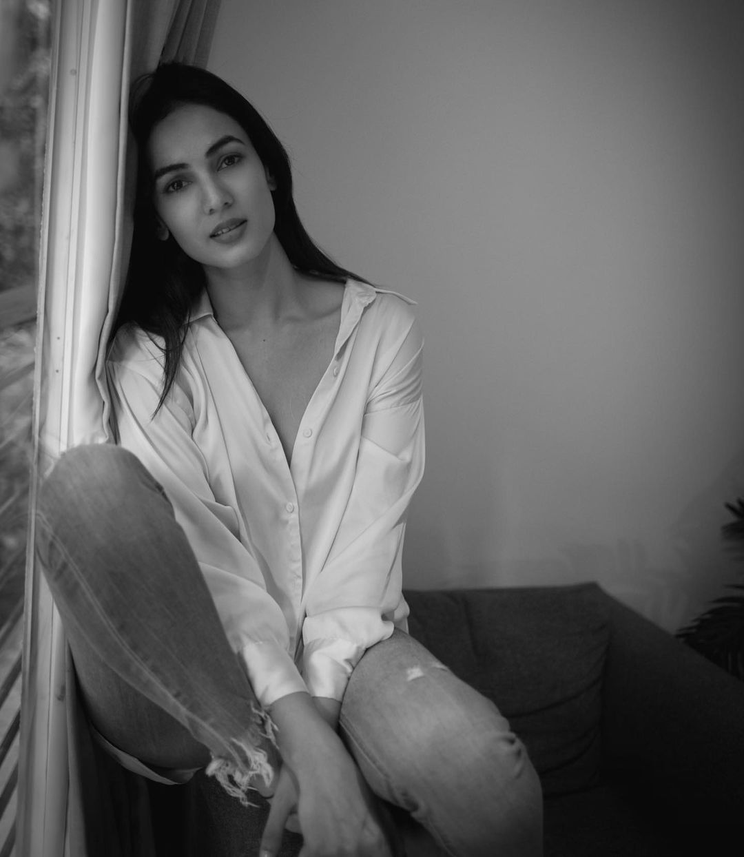 सोनल चौहान इन वायरल फोटोज में बेहद खूबसूरत लग रही हैं।