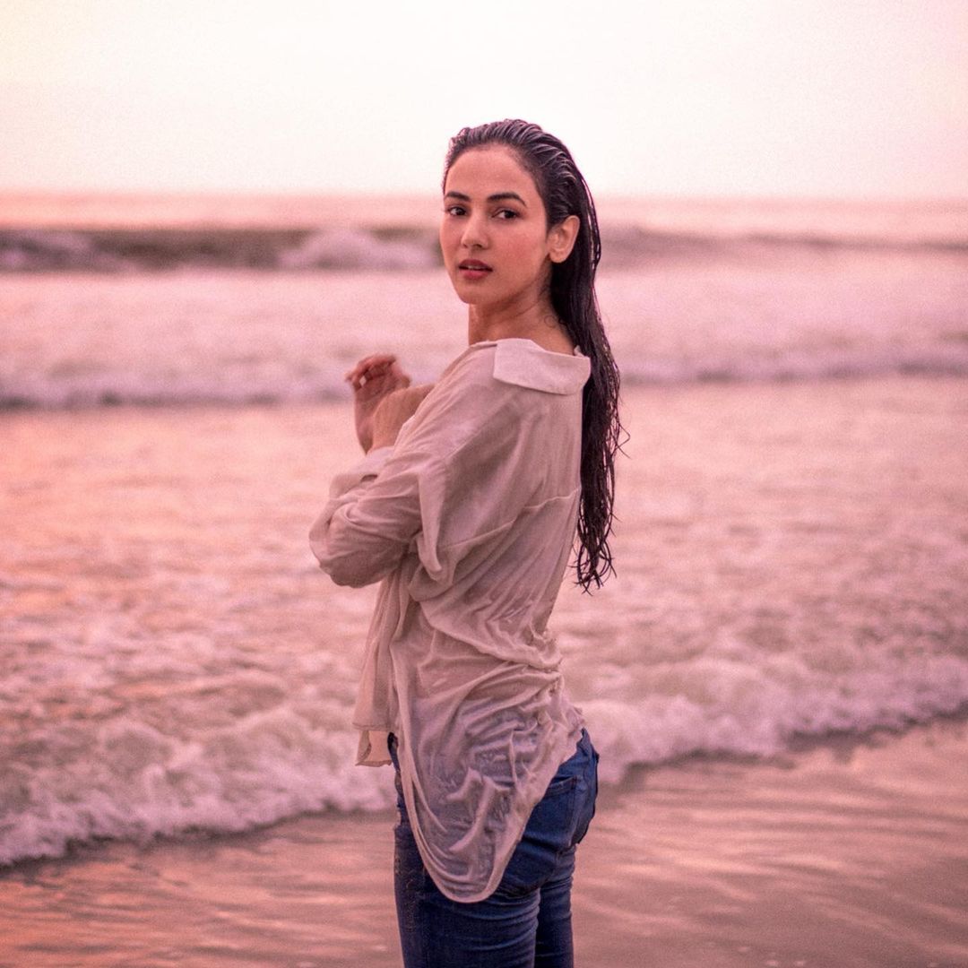 गोवा के खूबसूरत बीच पर सोनल ने फोटोशूट कराया है। 