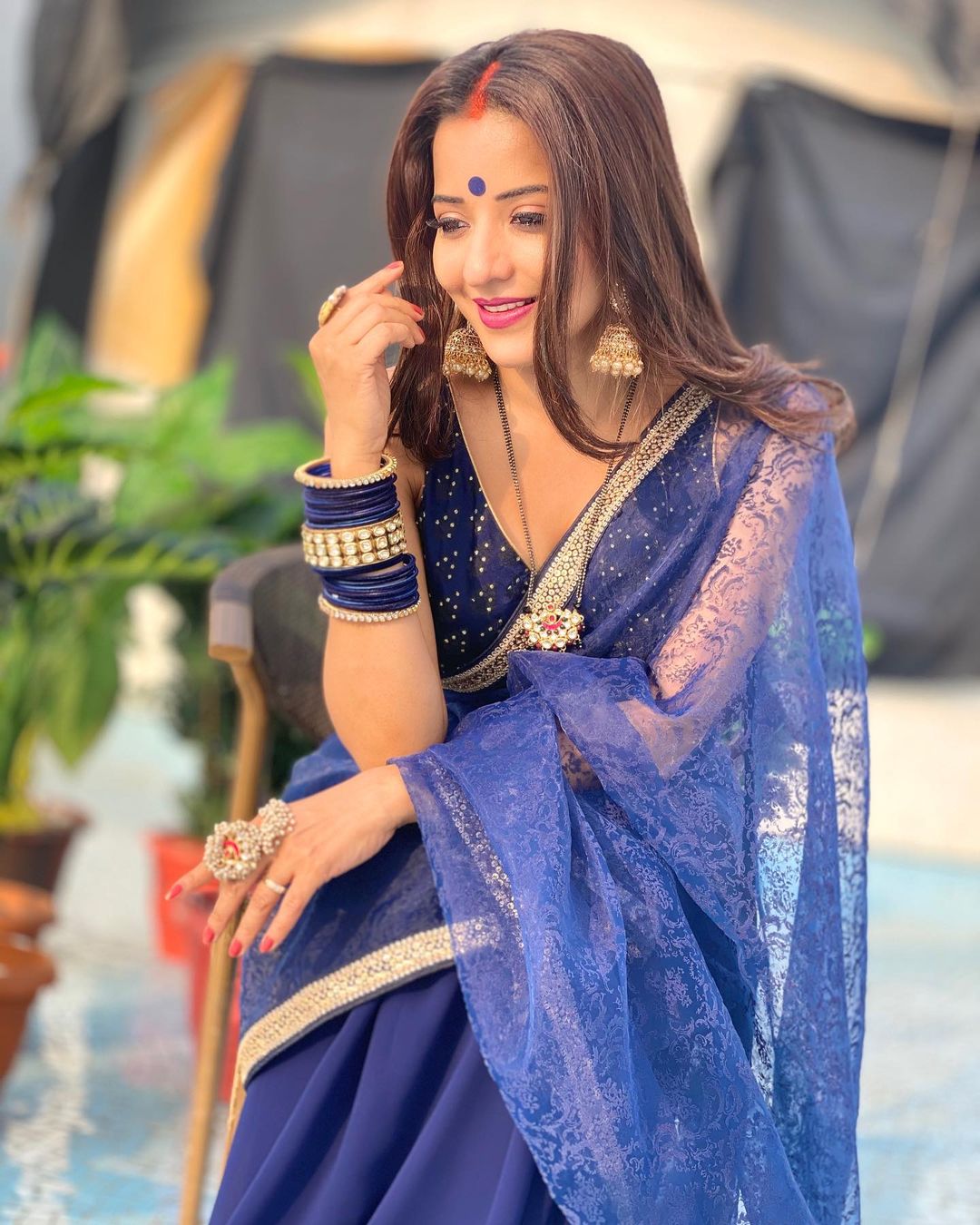 इन तस्वीरों में मोनालिसा का देसी अवतार देखने को मिल रहा है, जिनमें वो बहुत खूबसूरत नजर आ रही हैं। 