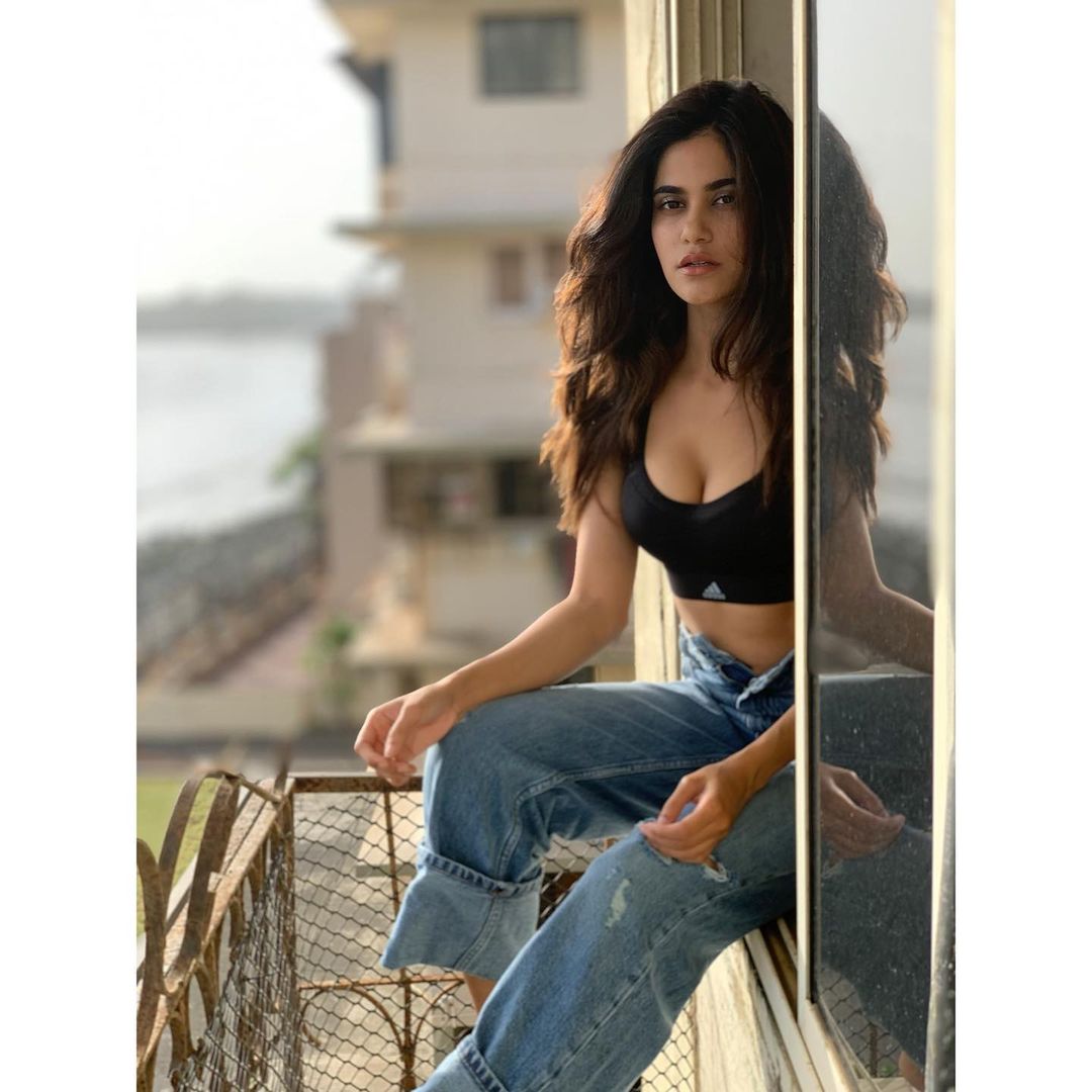 मराठी फिल्मों से करियर शुरू करने वालीं अदिति अब देश भर में पॉपुलर हो गई हैं।