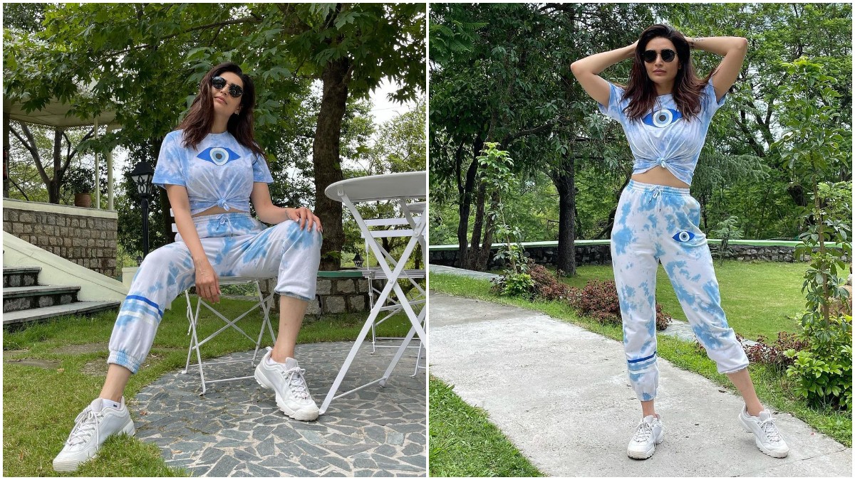 Karishma Tanna ready to enter 'Bigg Boss 15', the actress gave a hint in a special way: टीवी का कंट्रोवर्सियल शो ‘बिग बॉस 15’ (Bigg Boss 15) की तैयारियां मेकर्स ने शुरू कर दी हैं। इन दिनों मेकर्स लगातार सेलेब्स से शो में एंट्री के लिए बातचीत कर रहे हैं। ऐसे में टीवी एक्ट्रेस करिश्मा तन्ना (Karishma Tanna) ने बिग बॉस में एंट्री का खास अंदाज में ऐलान किया है। उन्होंने अपने कपड़ो के जरिए अपने फैंस को हिंट दिया है कि वह भी इस बार बिग बॉस का हिस्सा होगी। मालूम हो कि करिश्मा की टीशर्ट पर एक बड़ी सी आंख बनी हुई है। यह आंख बिग बॉस की निशानी है। इससे यह सबित होता है कि अभिनेत्री 'बिग बॉस 15’ का हिस्सा बनने के लिए पूरी तरह से तैयार है। बता दें, सोशल मीडिया पर करिश्मा तन्ना का ये अंदाज फैंस को काफी पसंद आ रहा है। उनकी तस्वीरें भी काफी पसंद की जा रही हैं। आप भी नजर डाले- (फोटो साभार : Instagram@Karishmatanna)  