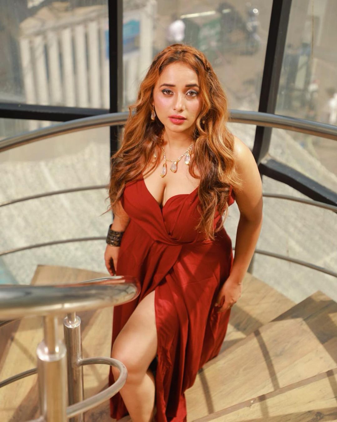 भोजपुरी अदाकारा रानी चटर्जी ने थाई हाई स्लिट गाउन में कराया बोल्ड फोटोशूट,  तस्वीरें देख फैंस हुए दीवाने | Navbharat Live