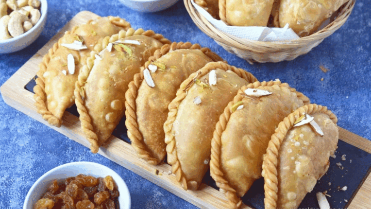 Make 'Mawa Gujiya' with your own hands on the occasion of Diwali