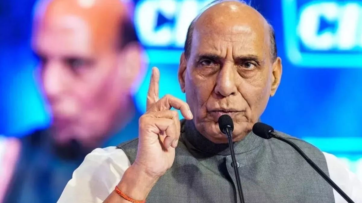 बता दें, यहां एक चुनावी रैली को संबोधित करते हुए राजनाथ सिंह ने कहा कि देश में अक्सर चुनाव होते रहते हैं और लाखों करोड़ रुपये जनता का पैसा खर्च होता है। उन्होंने कहा कि विपक्षी दलों को लोगों के पैसे के इस तरह इस्तेमाल की चिंता नहीं है।