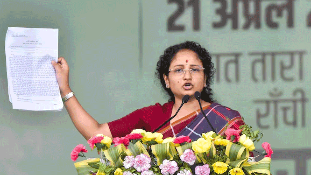 कल्पना सोरेन ने भारतीय जनता पार्टी पर निशाना साधते हुए कहा कि भाजपा के वरिष्ठ नेता झारखंड में घूम रहे हैं लेकिन उनके पास मणिपुर जाने और वहां आदिवासी महिलाओं के खिलाफ हो रहे ‘‘अत्याचार” को देखने के लिए समय नहीं है। इसके साथ ही चुनाव के शुरुआती दौर में बीजेपी पर आरोप लगाई थी कि भाजपा चुनाव आयोग के साथ मिलकर चुनाव समय से पहले करा रही है। 