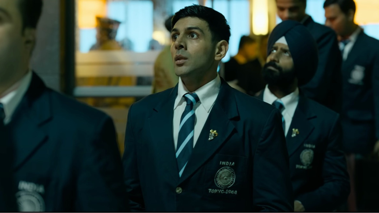 फिल्म के ट्रेलर में एक्टर की मैच्योर लुक की झलक दिखाई गई है। एक्टर ने इस लुक ने फैंस की एक्साइटमेंट को बढ़ा दिया है। एक्टर ने इस भूमिका के लिए जरूरी इंटेंसिटी और डिटरमिनेशन को दिखाया है। 
