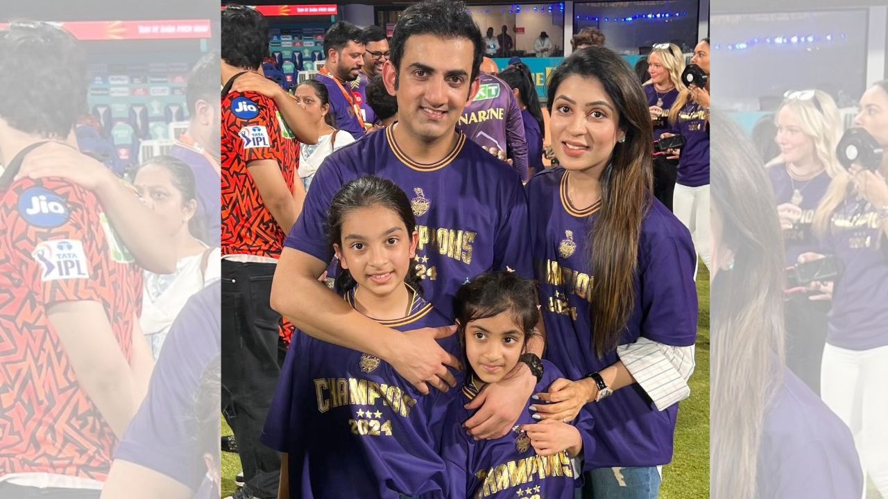 KKR के मेंटर गौतम गंभीर इस सीजन टीम पर काफी मेहनत करते दिखाई दिए। उनकी मेहनत रंग भी लाई और टीम ने खिताब जीता। फाइनल मैच के बाद वह अपने परिवार के साथ तस्वीर लेते दिखाई दिए। 