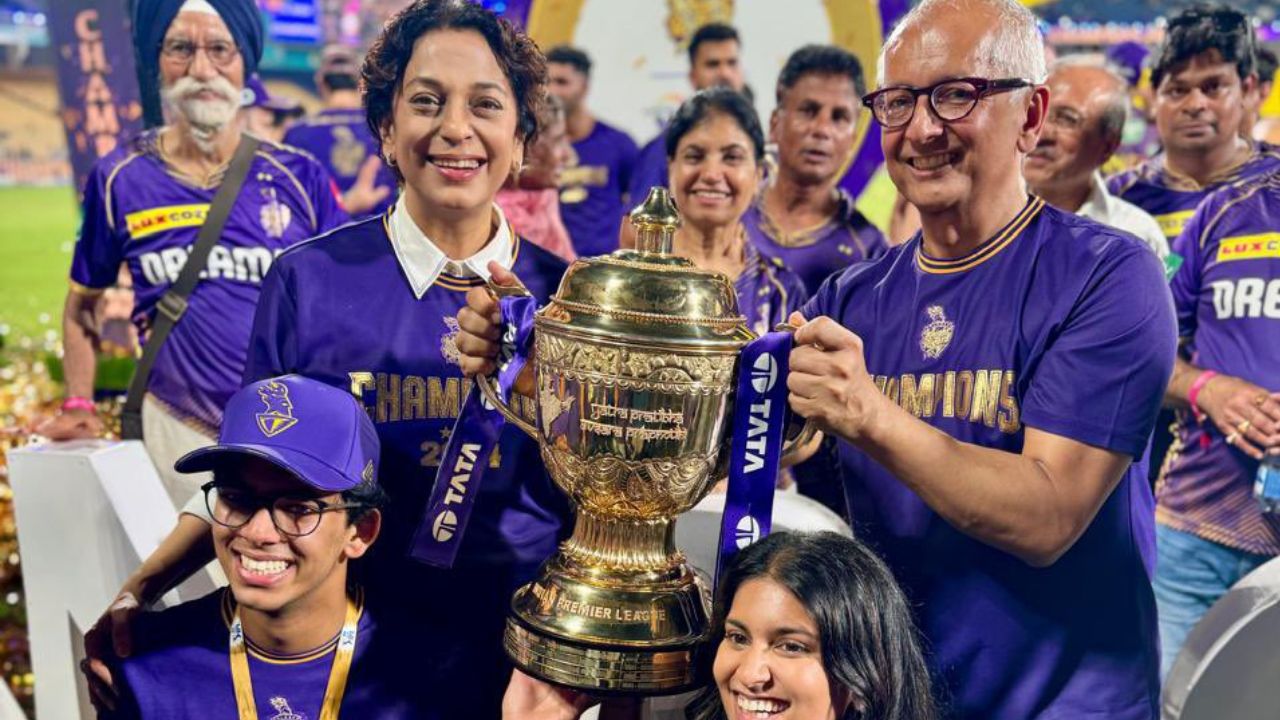 KKR की को ऑनर जुही चावला और उनका परिवार ट्रॉफी के साथ फोटो लेते दिखाई दिया।