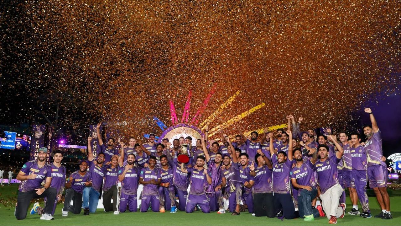 KKR के खिलाड़ियों की खुशी देखने लायक थी। 10 साल बाद ट्रॉफी  जीतने की खुशी टीम के चेहरे पर साफ दिखाई दे रही थी।