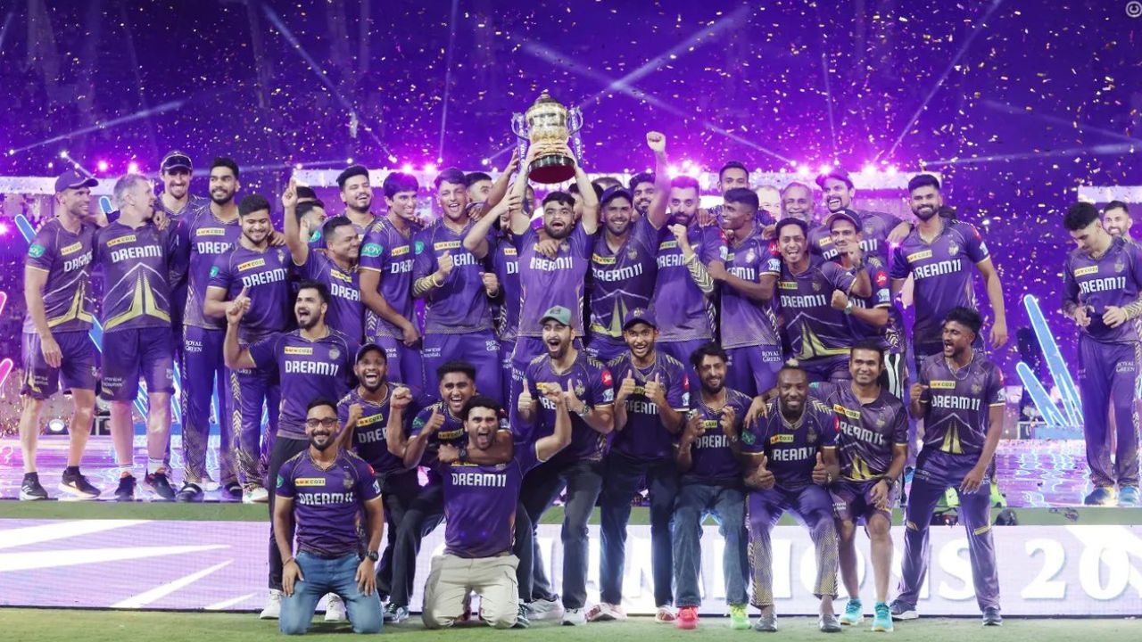 IPL 2024 का सीजन कई मायनों में बेहद शानदार रहा। इस टूर्नामेंट के शुरुआत से ही KKR धमाल मचा रही थी और अंत में कोलकाता ने खिताब भी जीता, जिसके बाद टीम का जश्न देखने लायक था।