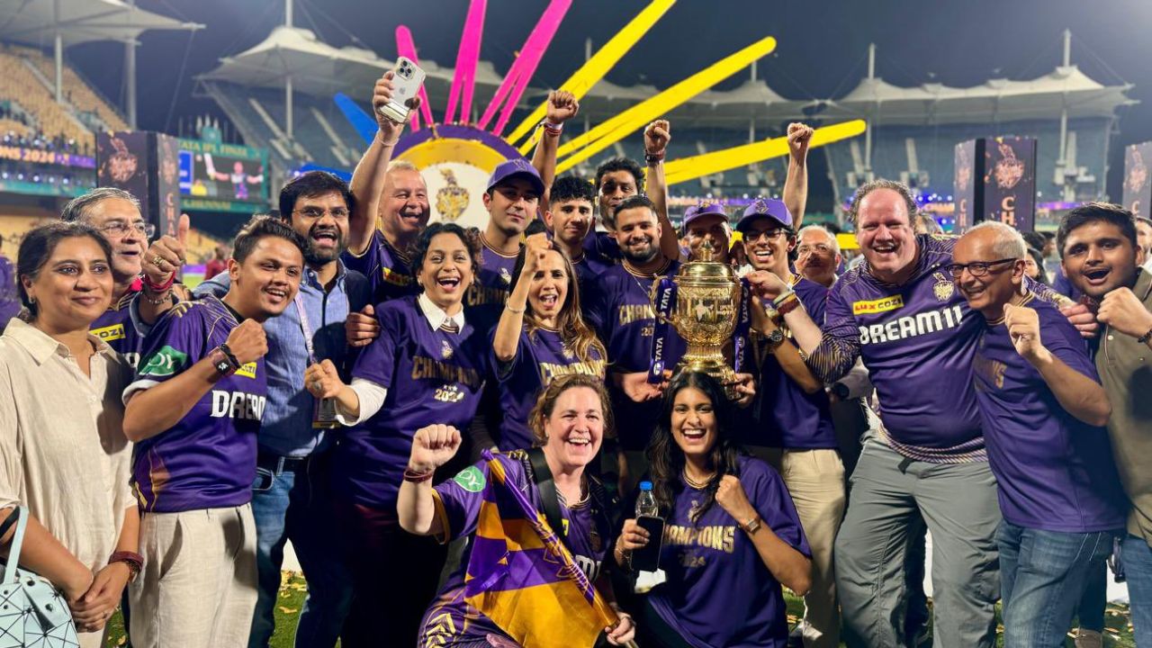 KKR फ्रेंचाइजी के लोग भी अपनी टीम को खिताब जीतते देख काफी खुश हुए। इस दौरान जुही चावला ने फ्रेंचाइजी के लोगों के साथ फोटो भी ली।
