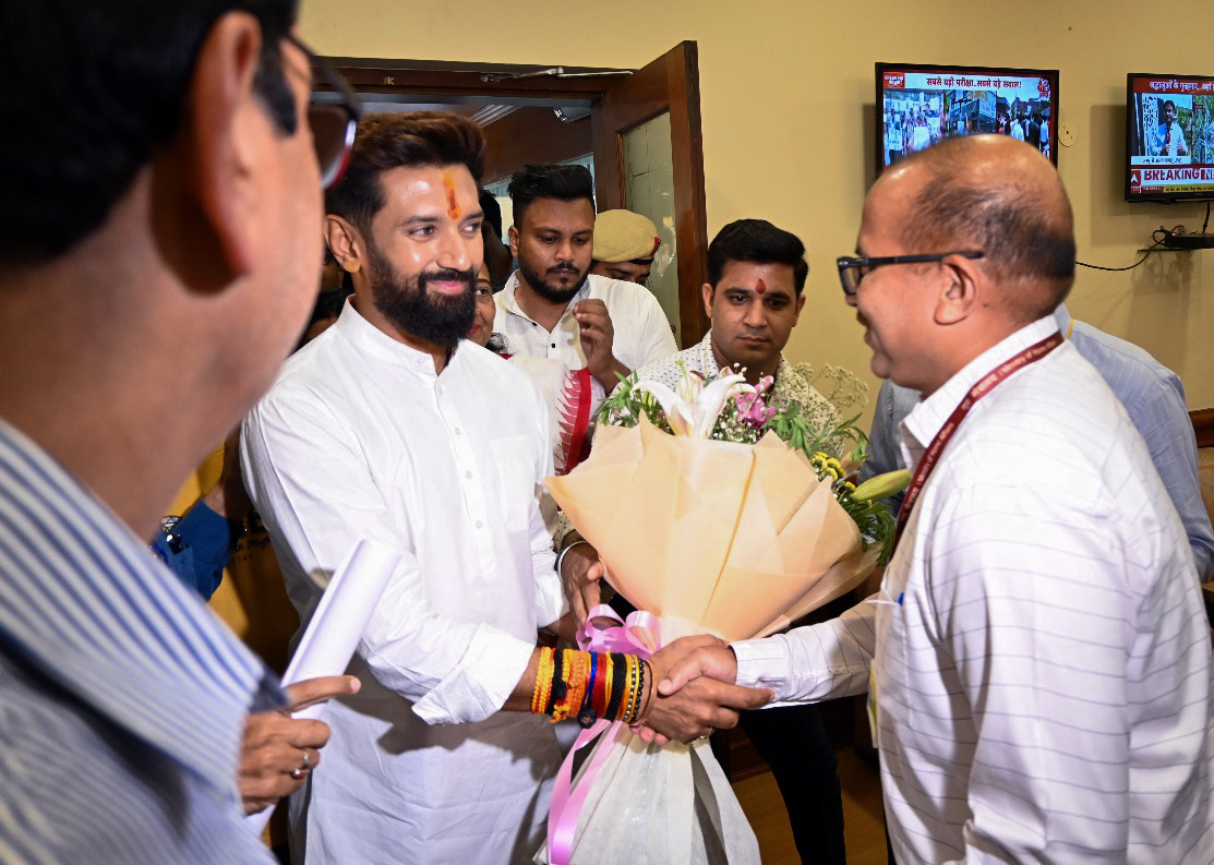 इस दौरान मंत्रालय में मौज़ूद अधिकारियों और कर्मचारियों ने चिराग को पुष्प गुच्छ भेंटकर शुभकामनाएं भी दीं। चिराग़ भी सबके साथ सहृदयता से पेश आए और उन्हें धन्यवाद ज्ञापित किया। (फोटो- एएनआई)