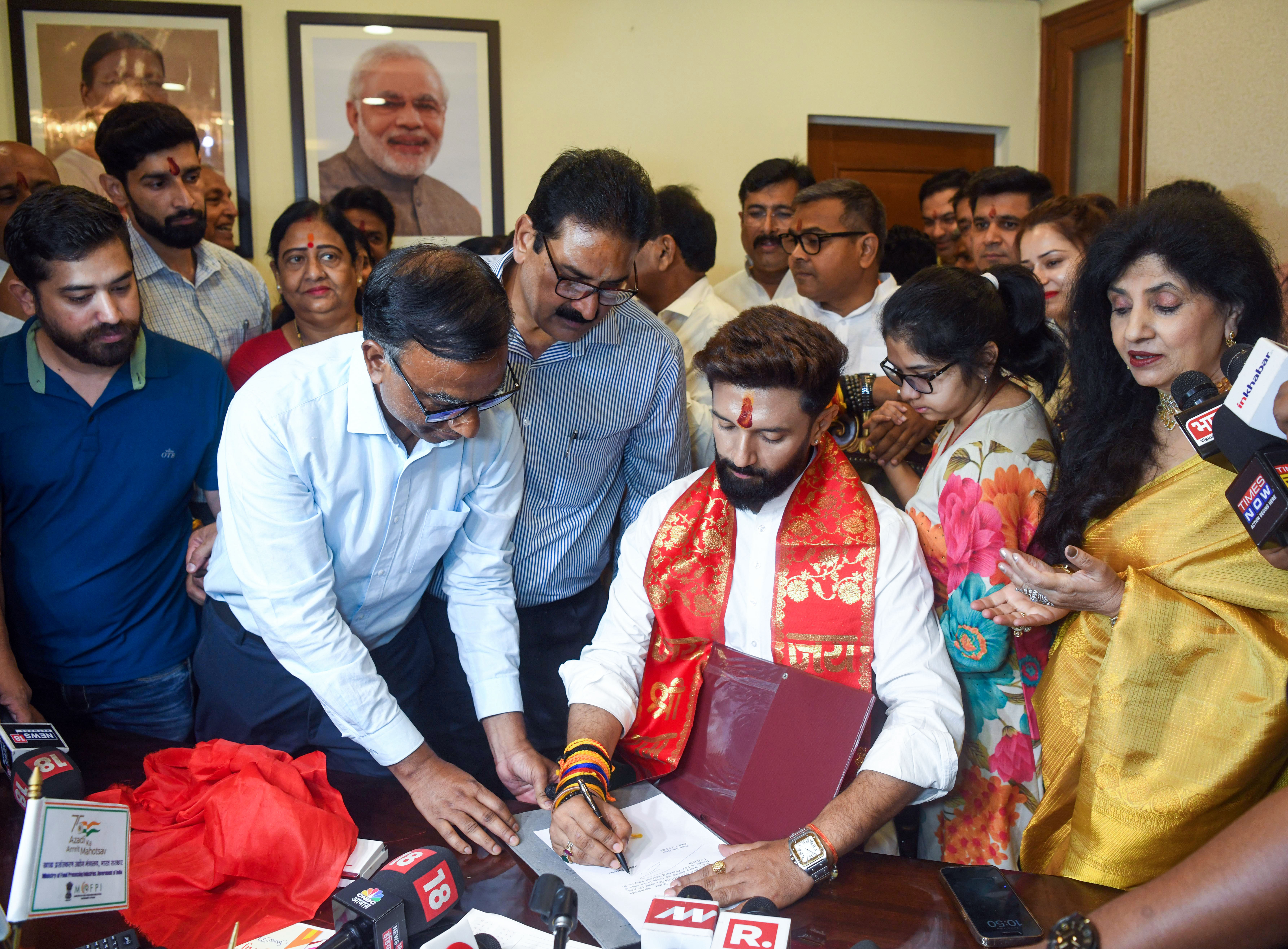 लोक जनशक्ति पार्टी (रामविलास) के प्रमुख चिराग पासवान ने मंगलवार को खाद्य प्रसंस्करण उद्योग विभाग मिलने के बाद मंगलवार को मंत्रालय का पदभार संभाल लिया है। कार्यभार संभालने से पहले कार्यालय में मंत्रोच्चार किया गया और फिर उन्होंने हस्ताक्षर किए। (फोटो- एएनआई)