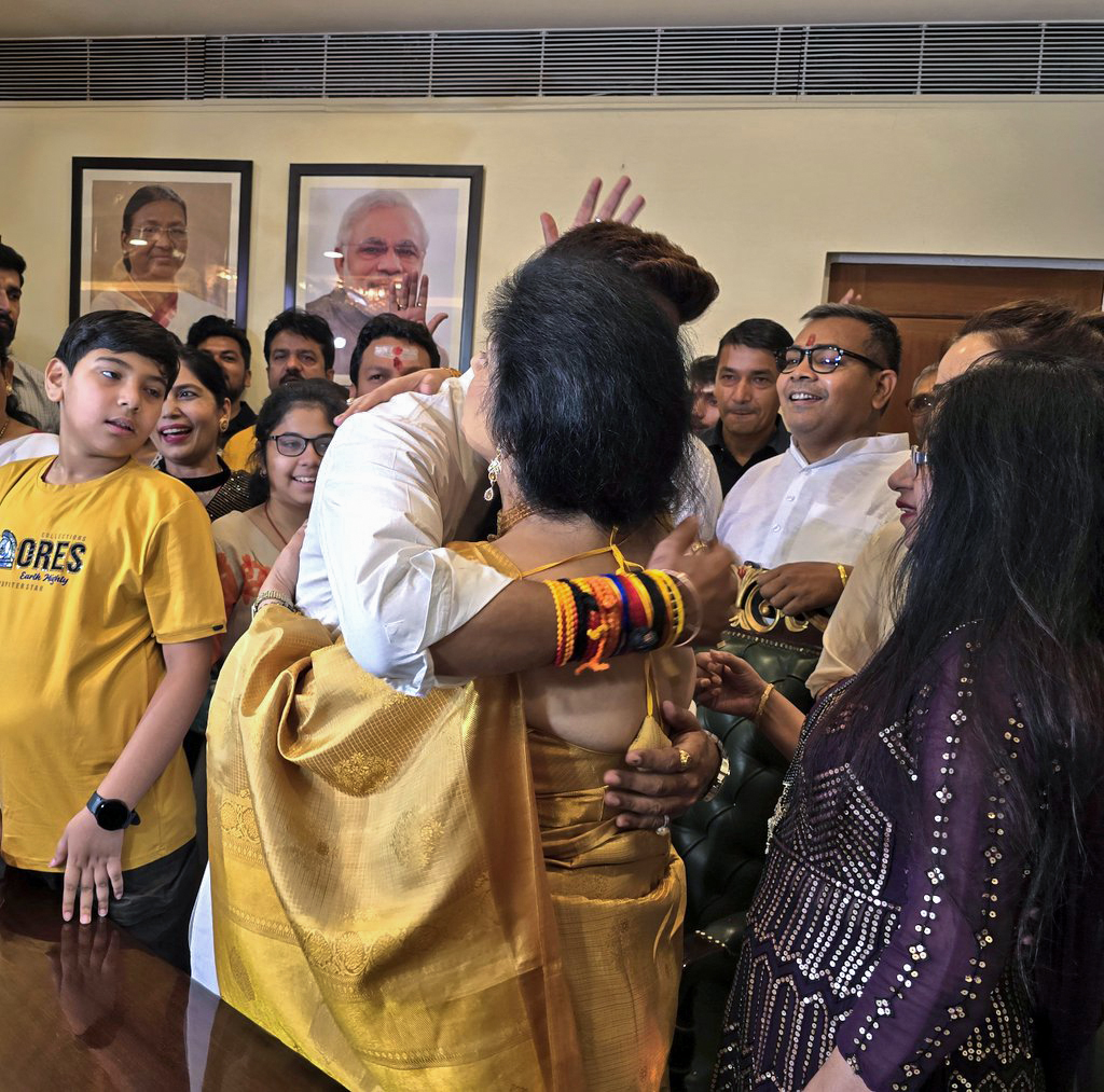 वहीं चिराग पासवान की मां रीना पासवान ने बेटे के कार्यभार संभालने के बाद कहा कि आज बहुत ही खुशी का दिन है। बेटा इतने संघर्ष के बाद इस मुकाम पर पहुंचा है। जिस तरह चिराग के पिता ने मंत्रालय में अच्छा काम किया था, वैसे ही चिराग भी मंत्रालय को नई ऊंचाई पर ले जाएंगे। (फोटो-एएनआई)
