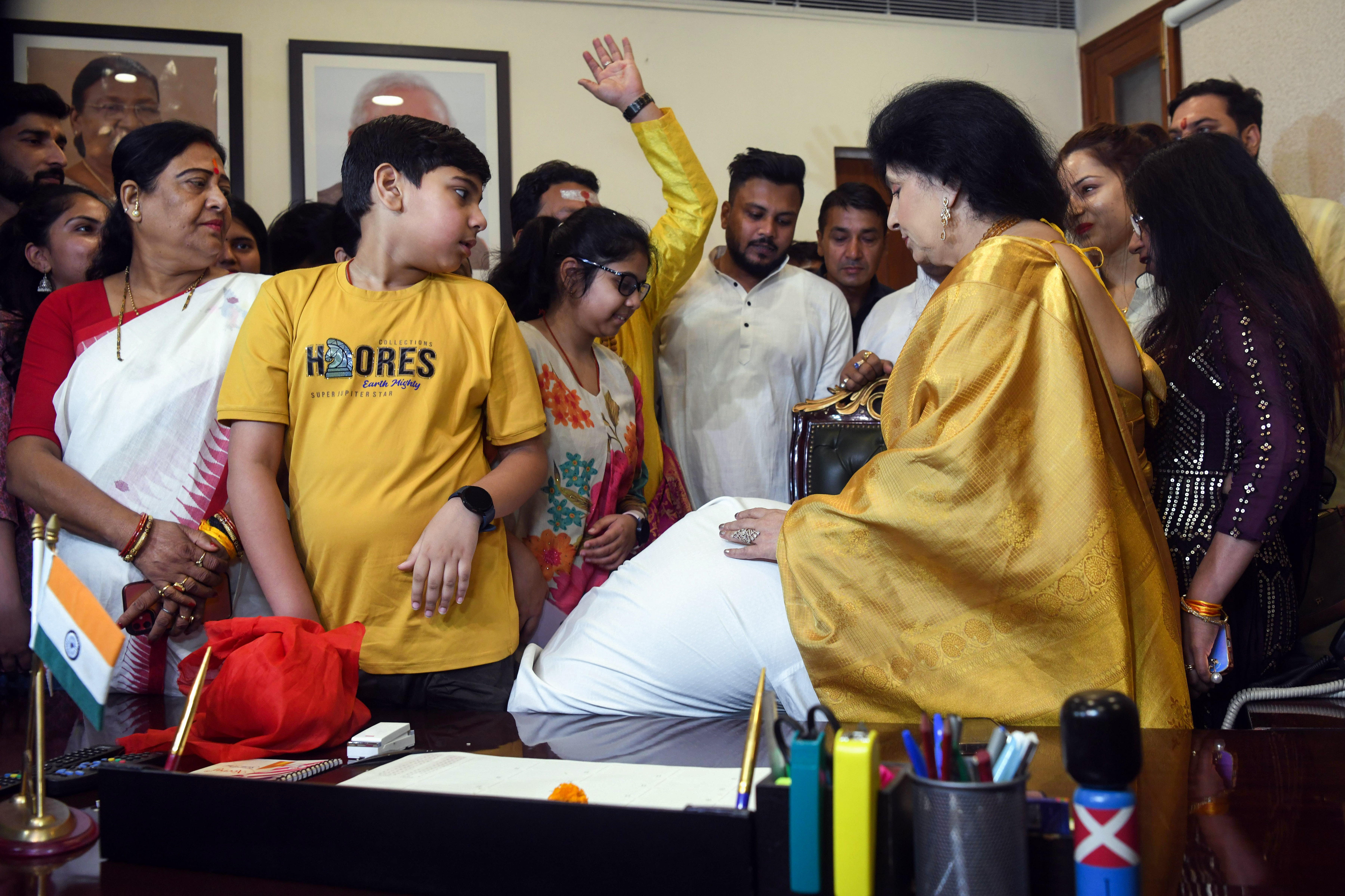 मंत्रालय की जिम्मेदारी संभालने के बाद चिराग पासवान में संस्कारों की झलक भी दिखाई दी। चिराग मां रीना पासवान के पैर छूकर आशीर्वाद आशीर्वाद लेते हुए दिखाई दिए। (फोटो-एएनआई)