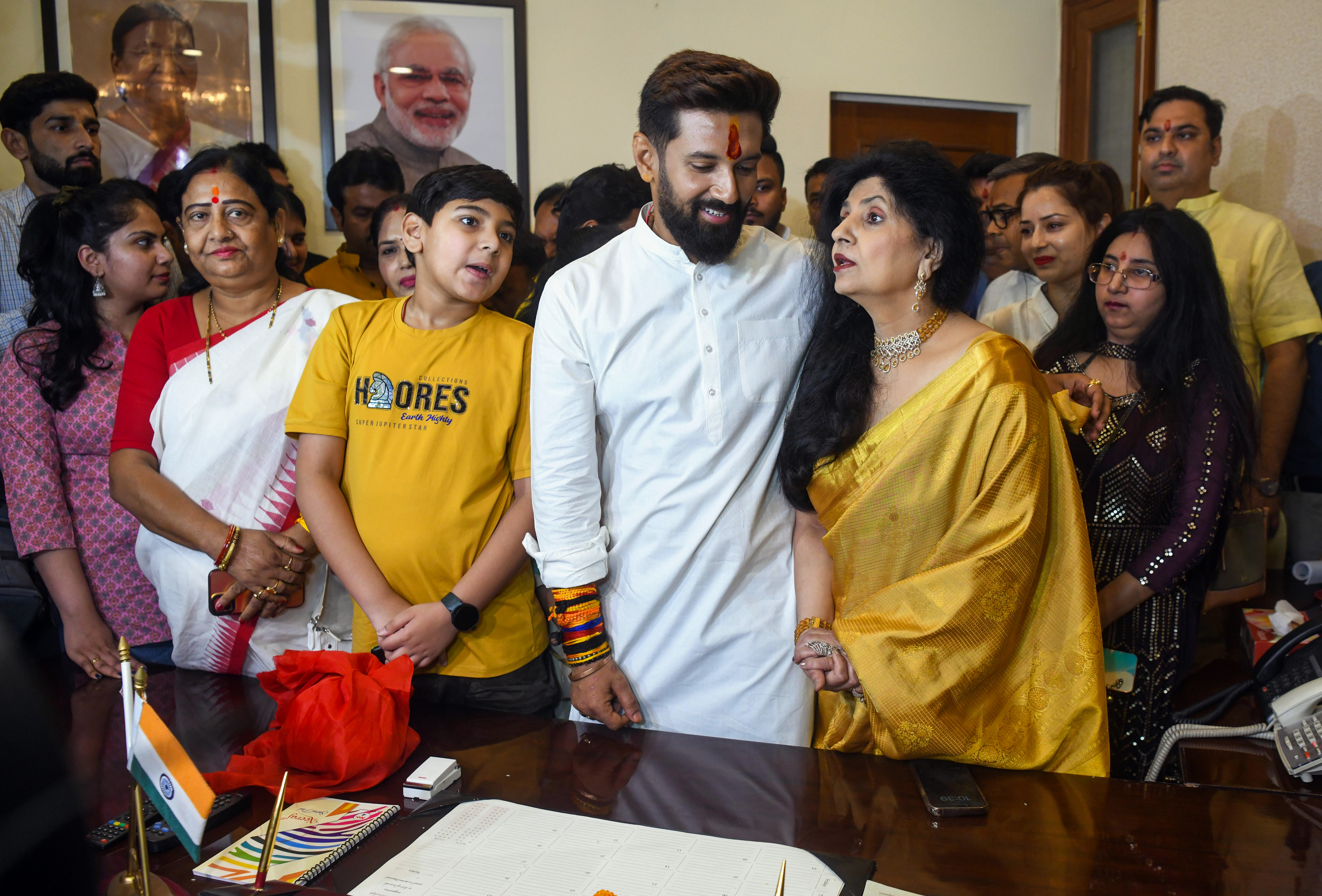 चार्ज संभालने के अवसर पर चिराग पासवान के साथ उनकी मां और परिवार के अन्य सदस्य भी मौज़ूद रहे। इस दौरान सबने चिराग एक दूसरे से गले लगकर ख़ुशी का इज़हार किया। फोटो-एएनआई)