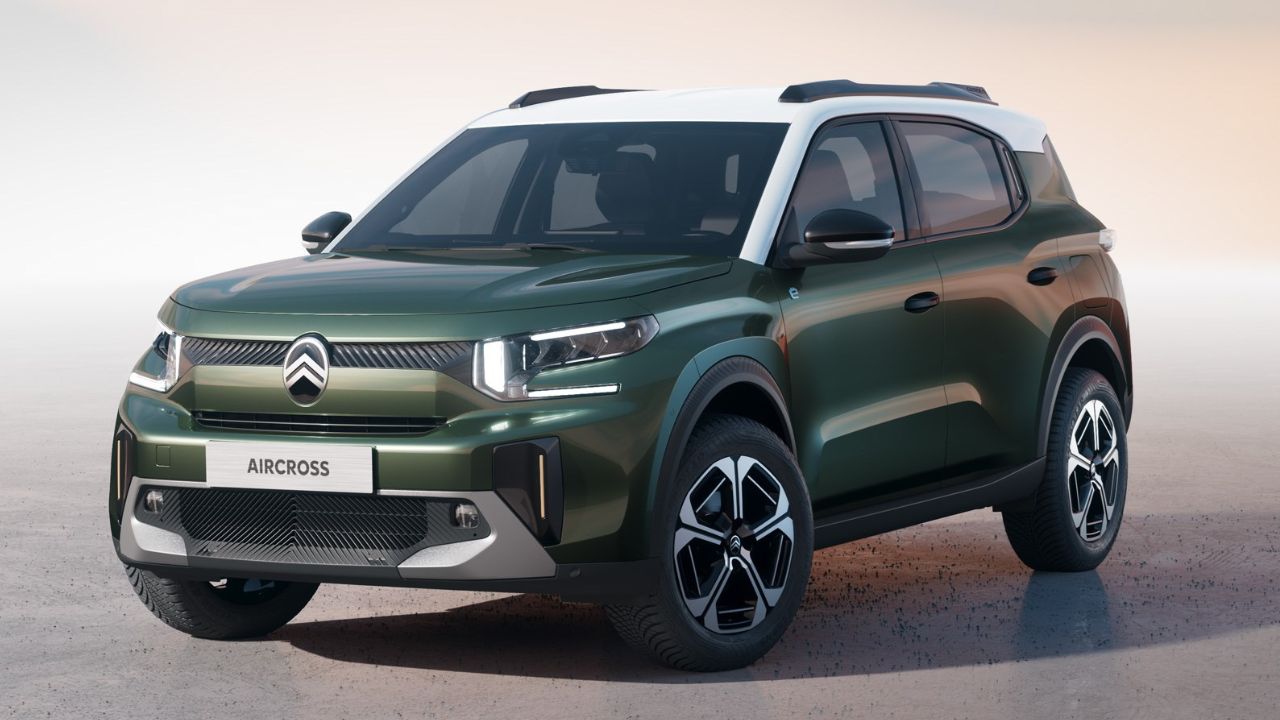 सिट्रोन कंपनी की Citroen C3 Aircross 7 सीटर कार 11.96 लाख रुपये से 14.11 रुपये एक्स-शोरूम कीमत पर मिलेगी। ये कार 7 सीटर के अलावा 5 सीटर ऑप्शन में भी मिल जाएगी। यह अच्छे इंजन और गियर सेट-अप के साथ आती है।  बहुत लंबी यात्राओं के लिए अच्छा ऑप्शन है।