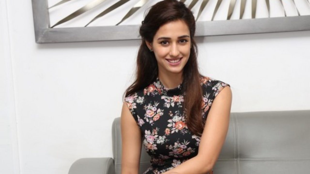 दिशा पाटनी बचपन से ही पायलट बनना चाहती थीं। हालांकि पढ़ाई करते करते उनकी ख्वाहिश साइंटिस्ट बनने की हो गई थी। इसके लिए उन्होंने इंजीनियरिंग की थी।