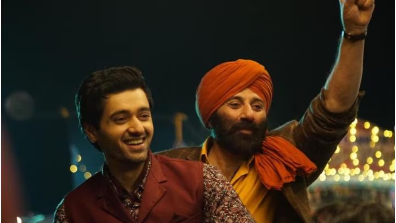 एक्टर सनी देओल और एक्ट्रेस अमीषा की फिल्म गदर 2 में एक पिता अपने बेटे को बचाने के लिए सरहद की सीमाओं को लांघ कर पाकिस्तान से अपने बेटे को बचा के डांडिया ले आते हैं। इस फिल्म को जी5 पर देख सकते हैं।
