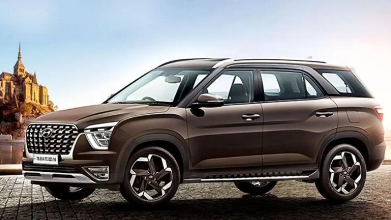 Hyundai Alcazar एक प्रेक्टिकल, स्पेसियस और डायनमिक सात-सीटर SUV है। हुंडई की नयी डिज़ाइन शैली को अपनाते हुए अल्कज़ार एक बड़े व्हीलबेस के साथ कई प्रीमियम सुविधाओं के साथ मिलती है। इस कार की एक्स-शोरूम कीमत 19.87 लाख रुपये से 21.28 लाख रुपये है।