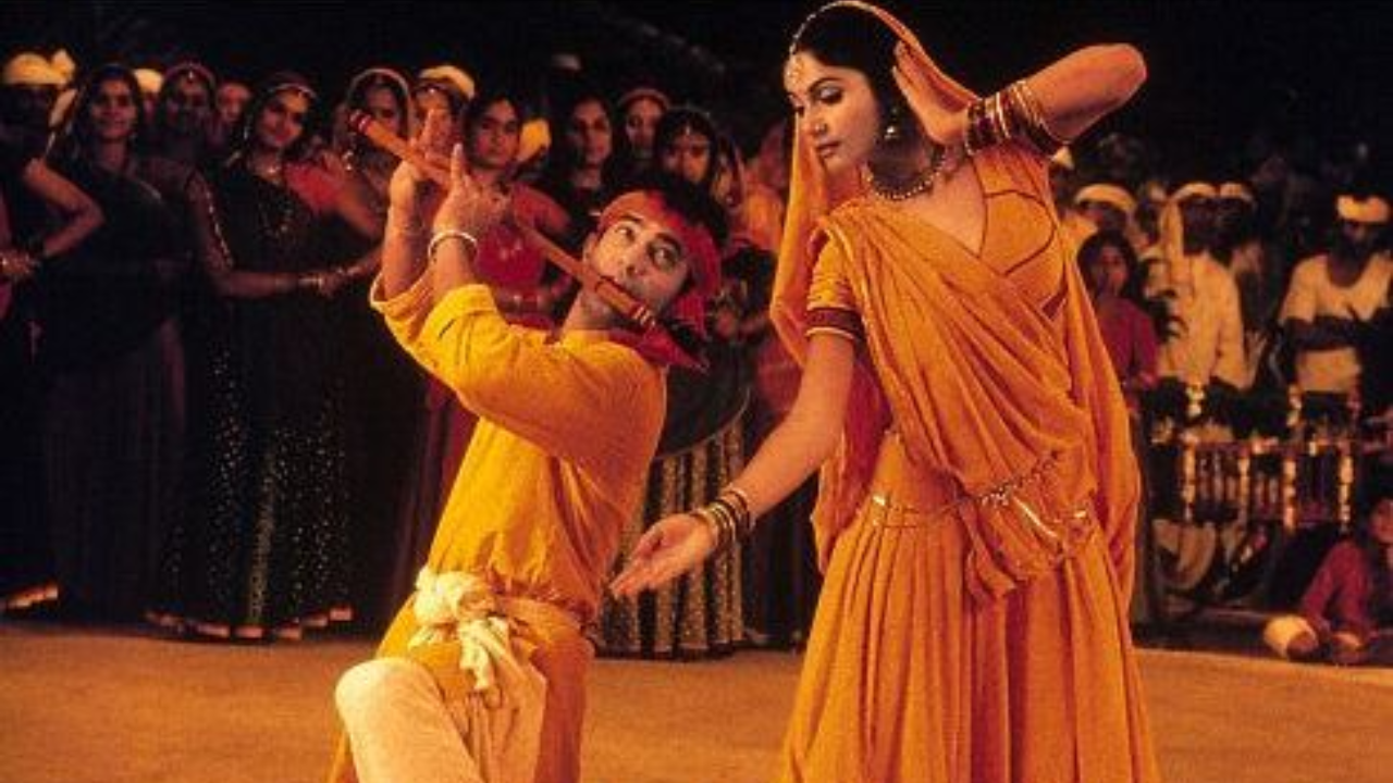 फिल्म के गानों में गांव के माहौल को सच में पकड़ा गया है, फिल्म के म्यूजिक में हर इमोशन को खूबसूरत तरीके से जगाया गया है, जैसे कि राधा कैसे ना जले, चले चलो, घनन घनन, मितवा, और अन्या आज भी बहुत खास और यादगार हैं।