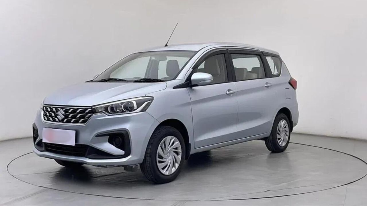 मारुति सुजुकी की Maruti Ertiga 7 सीटर कार के बेस वेरिएंट की कीमत 8.69 लाख और टॉप वेरिएंट की कीमत 13.03 लाख एक्स-शोरुम है। यह 9 वेरिएंट में मिल सकती है। मारुति की ये कार 1462 सीसी इंजन, 5 रंग और 2 ट्रांसमिशन विकल्प मैनुअल, ऑटोमैटिक में मिलती है। 
