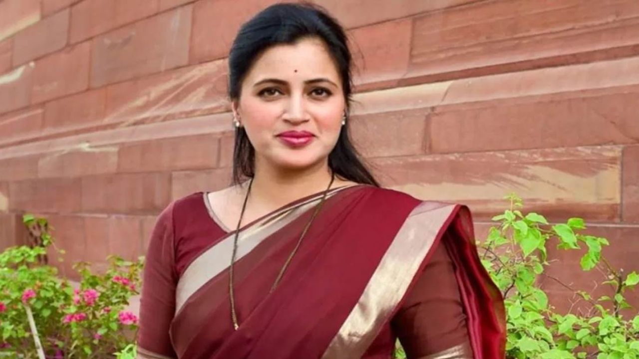 कांग्रेस उम्मीदवार बलवंत वानखेड़े ने मंगलवार को महाराष्ट्र के अमरावती लोकसभा क्षेत्र से मौजूदा सांसद और भाजपा उम्मीदवार नवनीत राणा को 19,731 मतों से हरा दिया। 	 चुनाव परिणामों की घोषणा के मुताबिक, वानखेड़े के पक्ष में 5,26,271 मत पड़े जबकि राणा को 5,06,540 मत मिले।