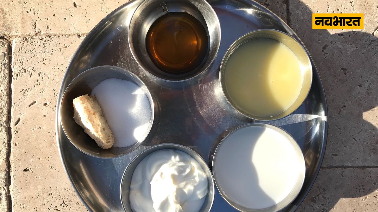 4-पंचामृत और शक्कर का भोग- किसी भी विशेष पूजा के दौरान भोग के तौर पर पंचामृत और शक्कर का भोग लगाना शुभ माना गया है अगर आप भी आज दुर्गाष्टमी पर इस तरह से मां को प्रसाद चढ़ाते है तो माता की कृपा बनी रहती है।